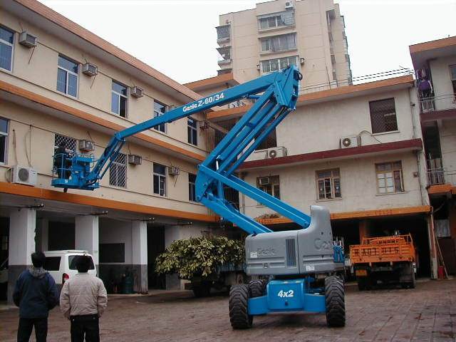 高空作業(yè)車與救護車 兩種特殊車輛在公共服務中的角色